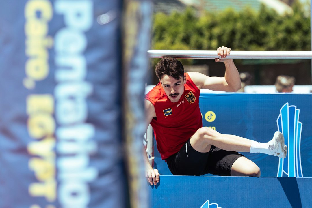 Athlete completing an outdoor obstacle during physical training; illustrative image for defence and police exam preparation