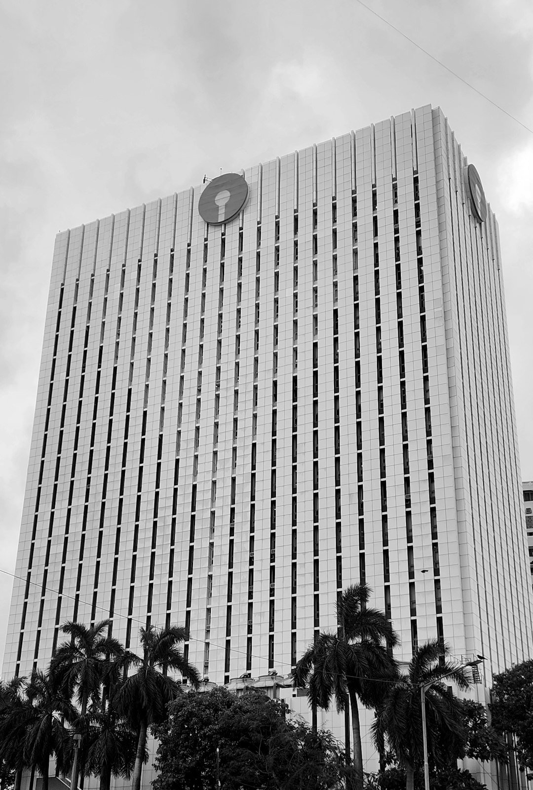 Bank building illustrating the Indian Overseas Bank Security Guard recruitment and admit-card guide